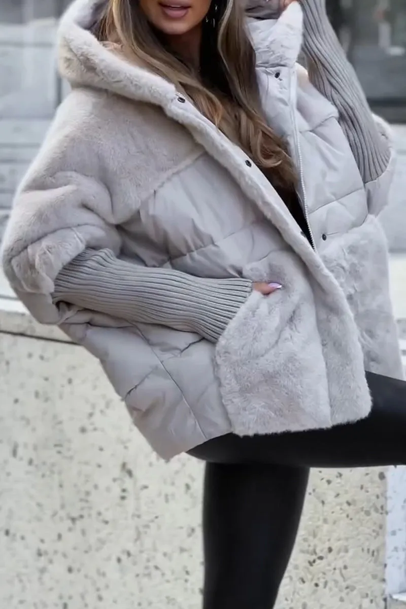 Cape Matelassée Longue avec Col en Fourrure Synthétique pour Femme | Idéale pour l’Hiver